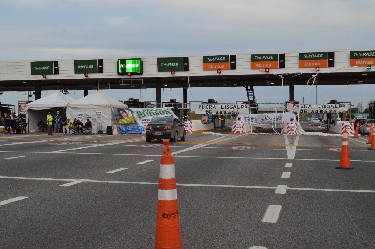 No cede el conflicto: siguen abiertos los peajes a la Costa