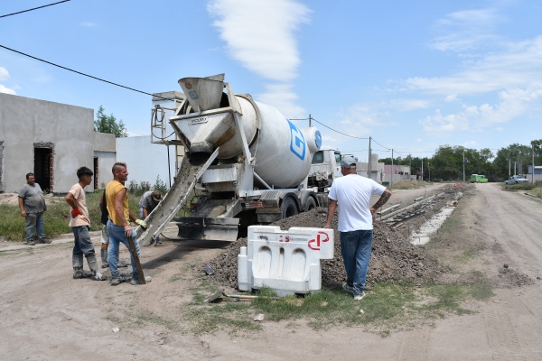 Comenzó la pavimentación de la calle Favaloro en el barrio Los Pinos