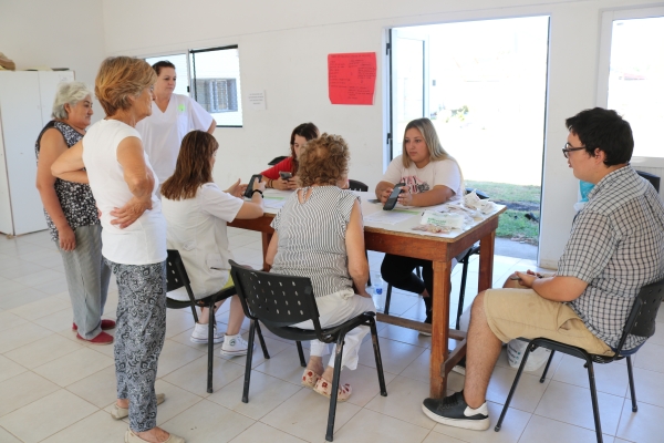 Más de 50 vecinos retiraron sus kits de semillas de la temporada otoño-invierno