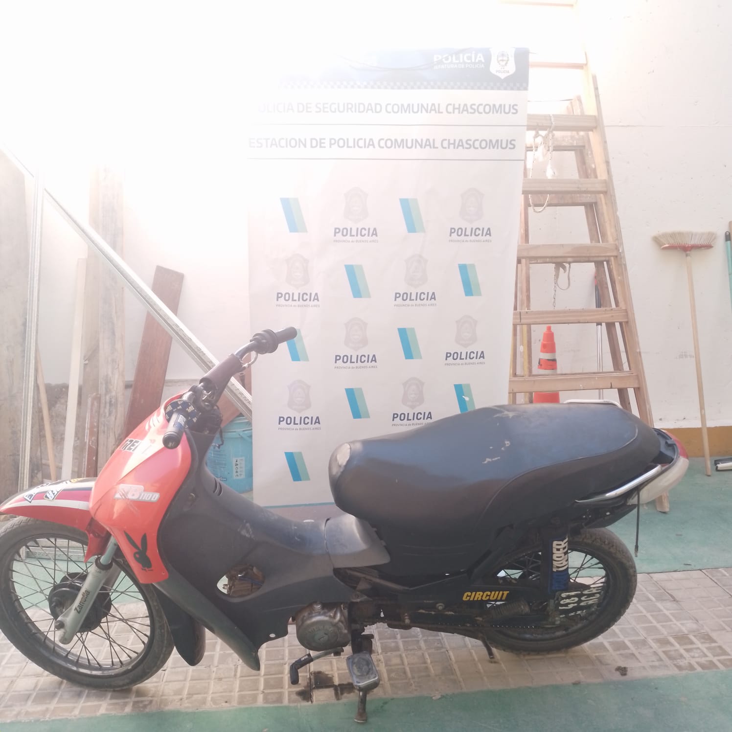 Circulaba en una moto con motor con pedido de secuestro y fue aprehendido por encubrimiento