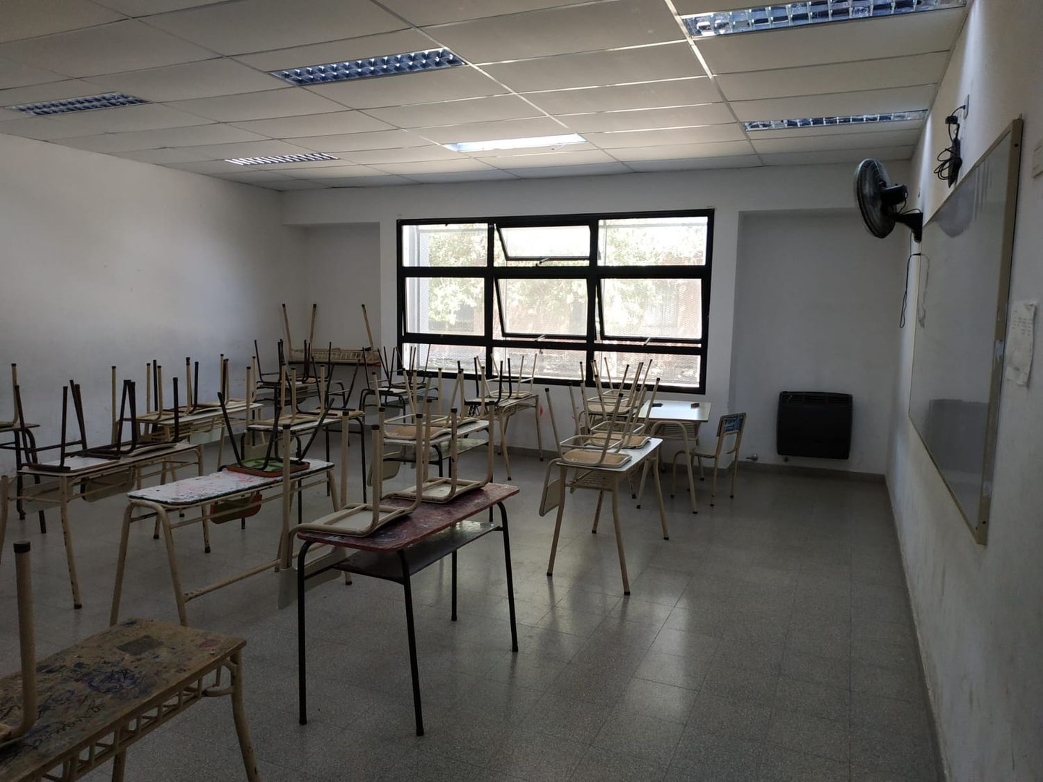 GREMIOS DOCENTES Y ESTATALES NO MARCARON POSTURA: Clases sin ventilación en varias escuelas de nuestra ciudad en medio de la ola de calor