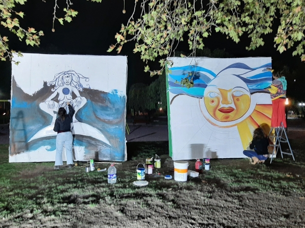 Artistas locales pintaron un mural itinerante sobre la mujer y la tierra