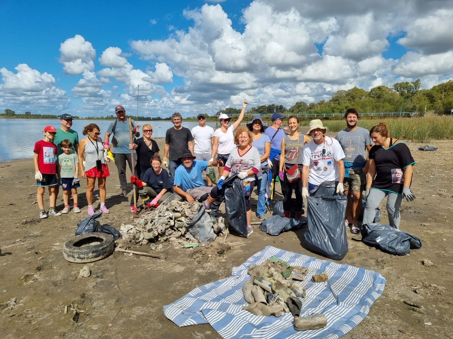Vecinos de Lomas Altas desarrollaron con éxito la jornada de limpieza en la costanera de Chascomús
