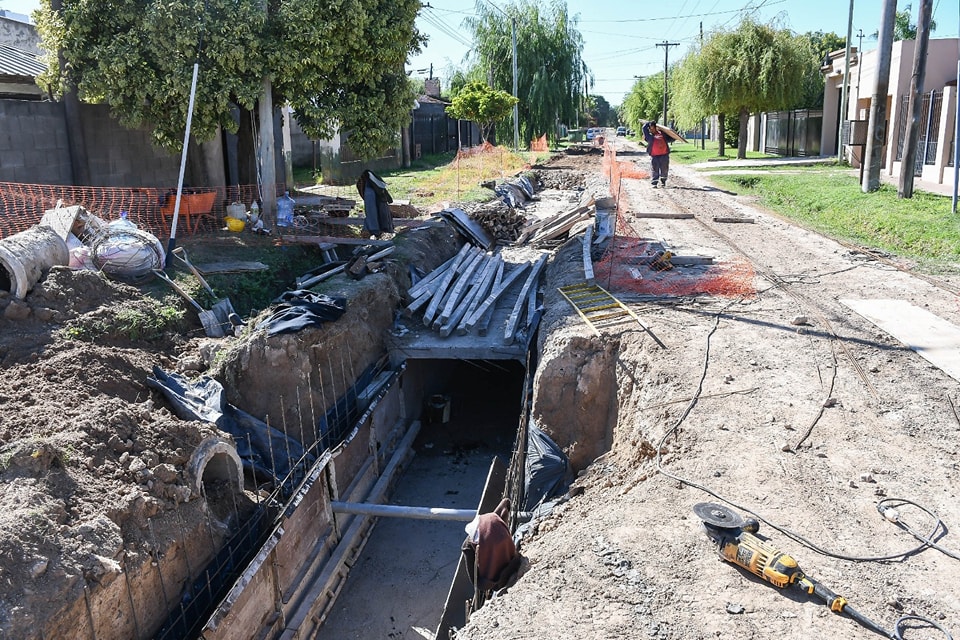 Obras de saneamiento: Realizan trabajos hidráulicos en el barrio Escribano