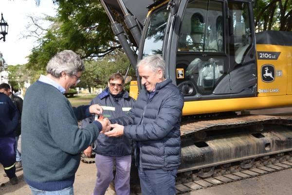 Entrega formal de maquinarias: El Ministro de Desarrollo Agrario Provincial visitó Chascomús