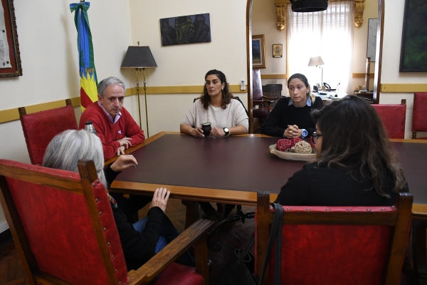 Javier Gastón entregó un subsidio a la Asociación para la Integración del Discapacitado