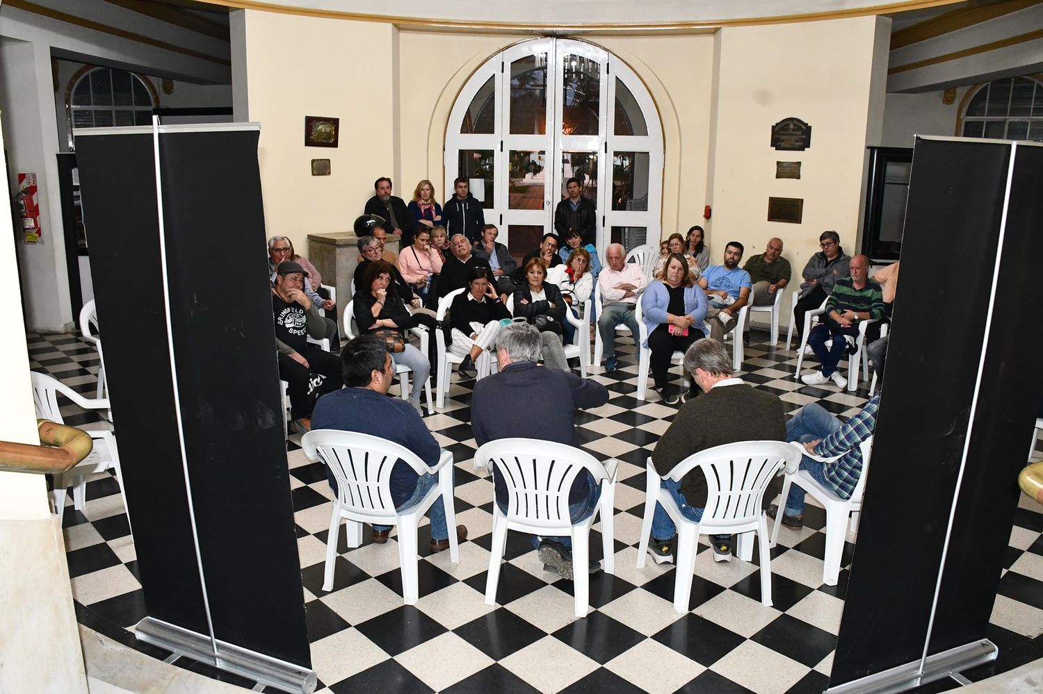 El Intendente confirmó ayer la pavimentación de casi 40 cuadras del barrio Escribano