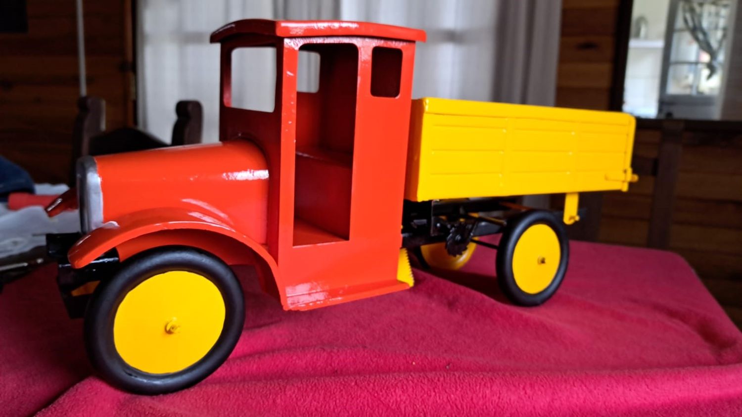 Chascomunense restaura juguetes altamente coleccionables de las décadas del 30 y 40