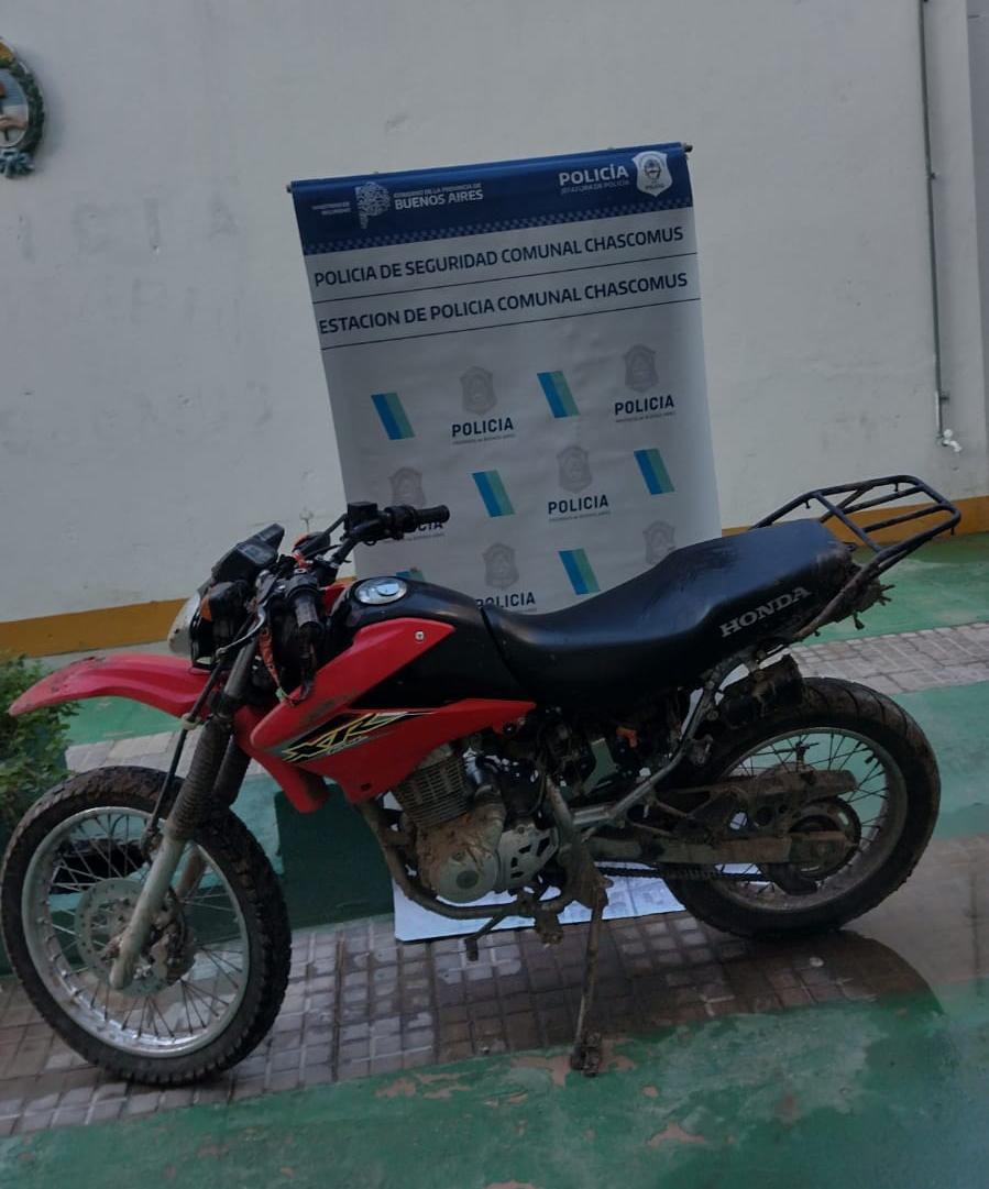 Persecución tras robo e incautación de moto y mochilas en el barrio Gallo Blanco