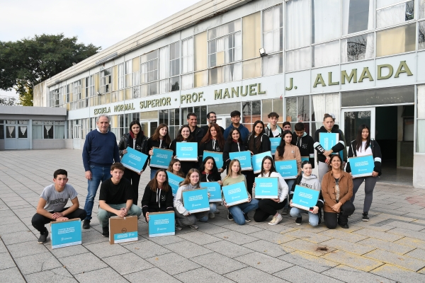 Entregaron computadoras a los alumnos del último año de secundaria de la Escuela Normal