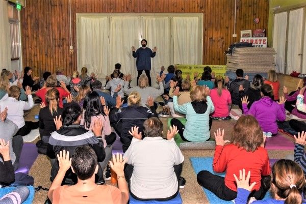 Clases abiertas y gratuitas para celebrar el día internacional del yoga en Chascomús