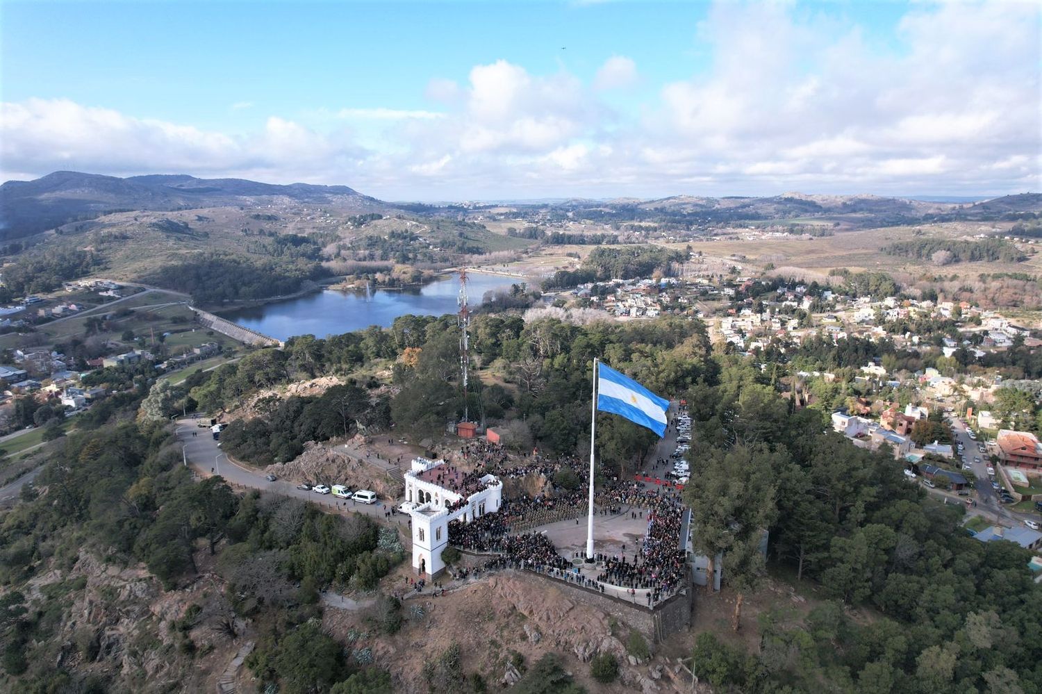 Superó al ubicado en Chascomús: Tandil inauguró el mástil de bandera más alto del territorio bonaerense