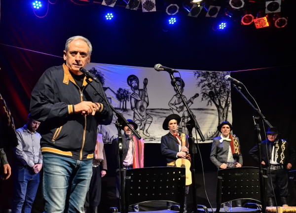 Con un marcado número de público se desarrolló el 34° Encuentro de Payadores en el teatro Brazzola