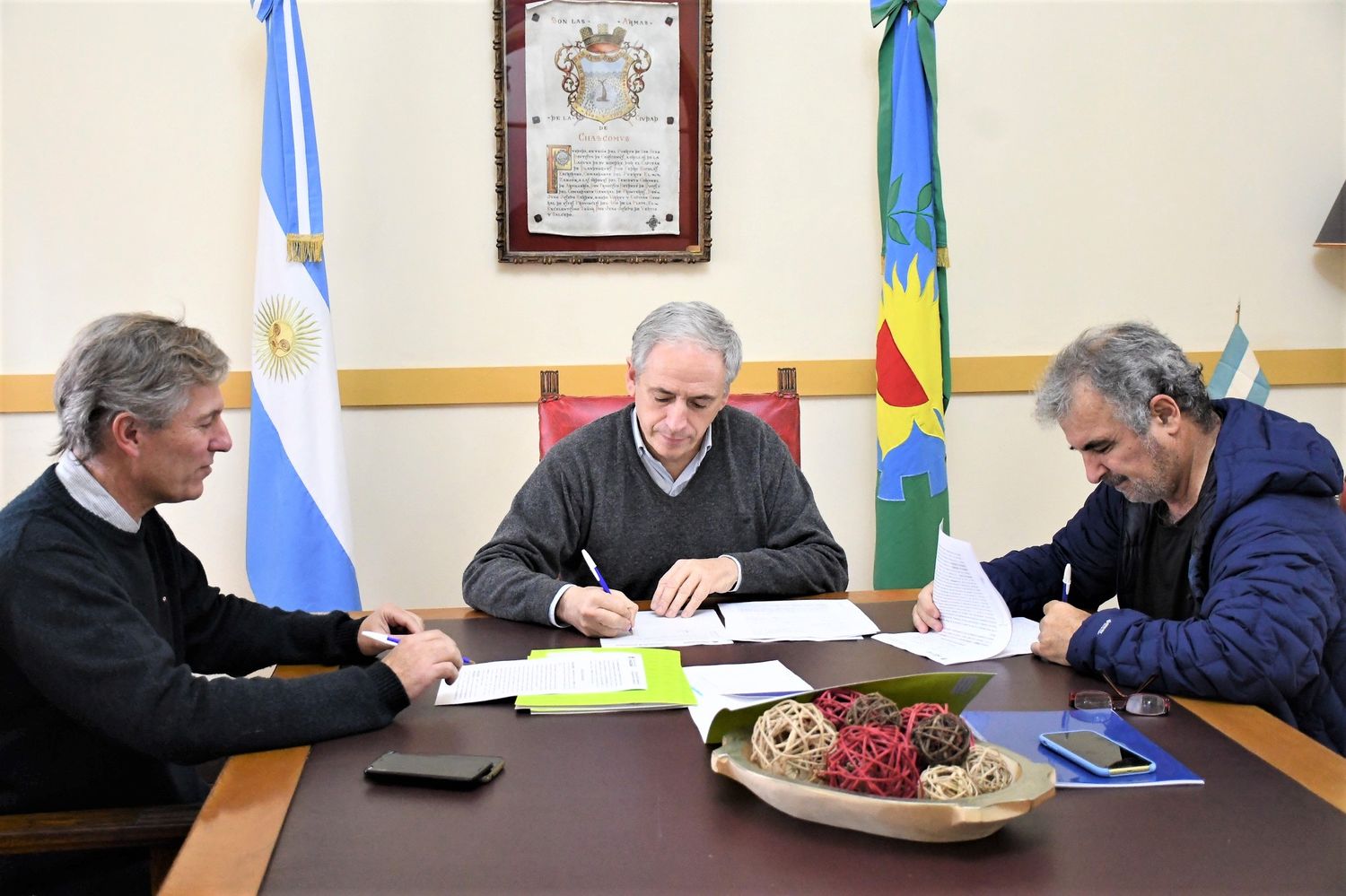 Firman contratos para la pavimentación del 30 de Mayo y obras hidráulicas en los barrios San Cayetano y El Algarrobo