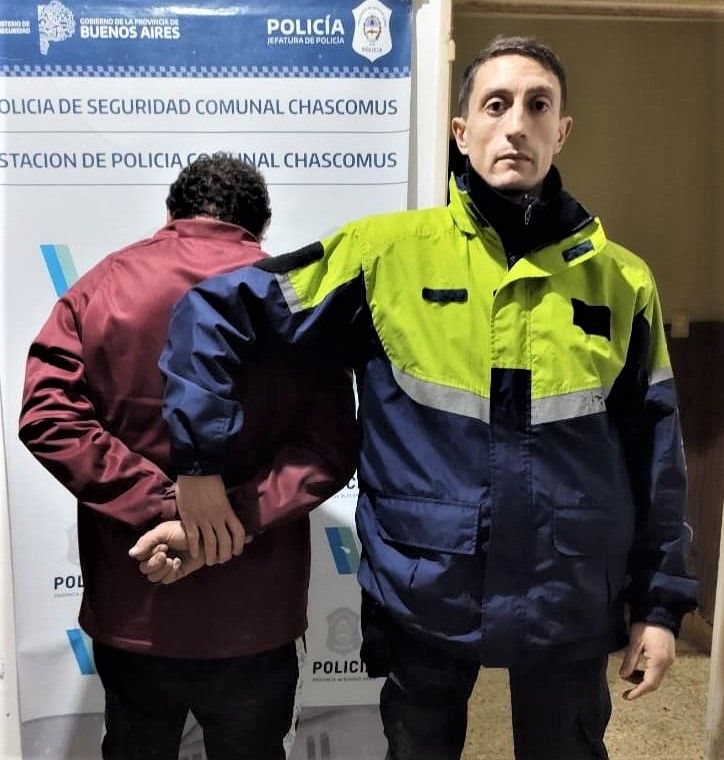 Se aprehendió a un sujeto que saltó de un paredón tras sustraer herramientas de una obra en construcción