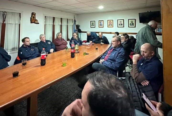 Reunión del pre candidato a intendente Dr. Santiago Dos Santos con los bomberos locales