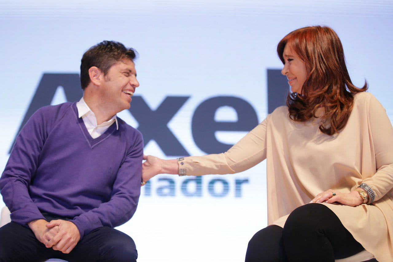 Kicillof cierra su campaña rodeado de intendentes y espera un gesto de Cristina