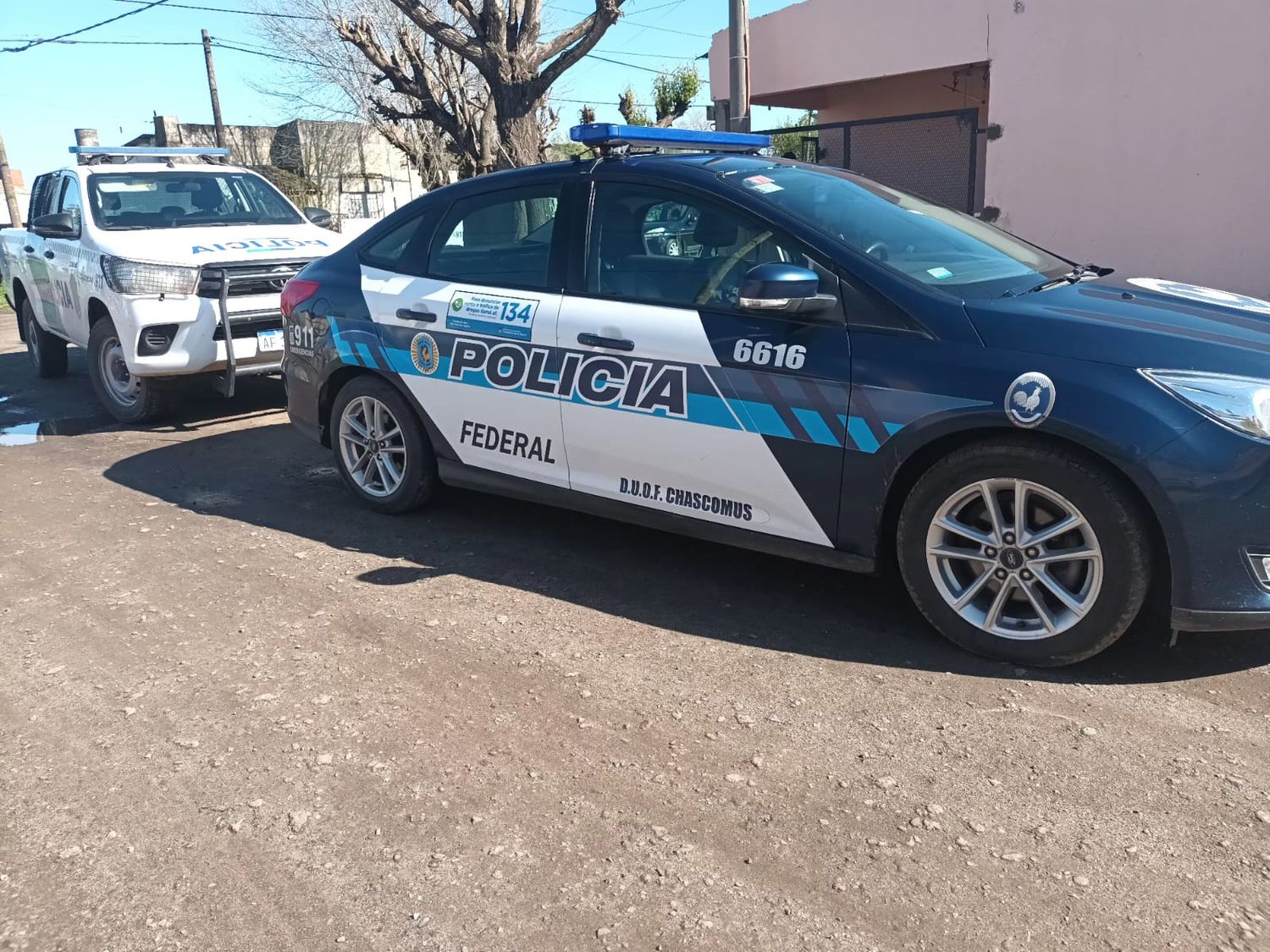 Allanamientos en dos viviendas y detención de un masculino por una causa de narcomenudeo