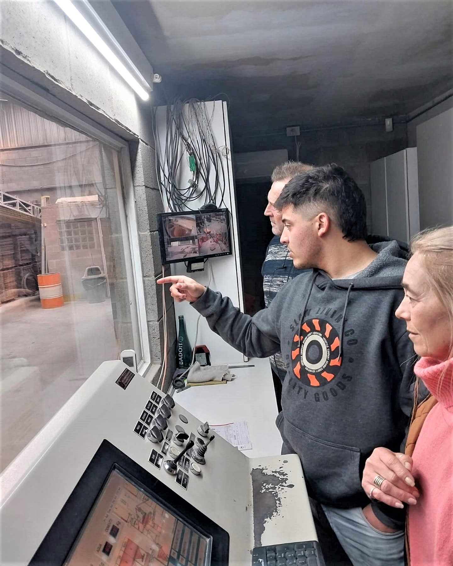 “Estamos proyectando un plan de pavimentación para Chascomús”, aseguró Dos Santos en visita a “La Bloquera”