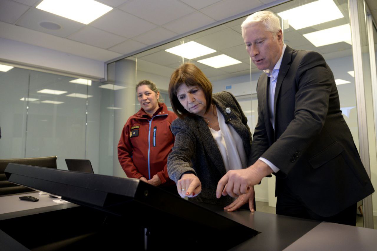 Patricia Bullrich consideró “ingenuo” a Milei por su “cercanía” con Massa