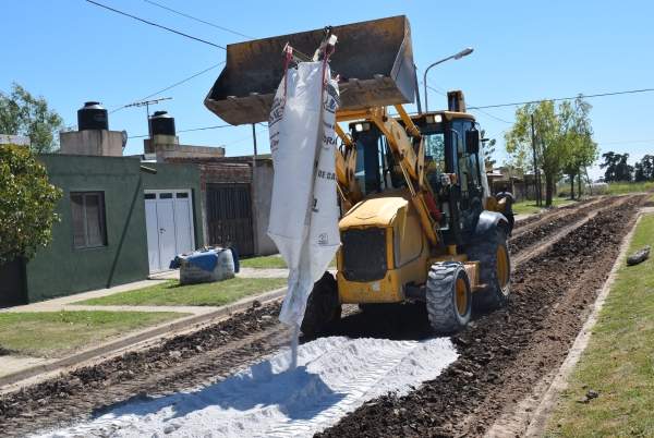 Comenzó la preparación del suelo para asfaltar en el barrio 30 de Mayo