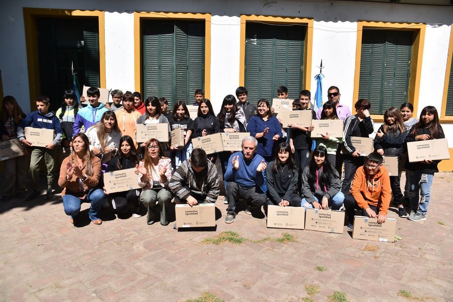 Alumnos de la escuela secundaria Nº 8 recibieron 30 notebooks