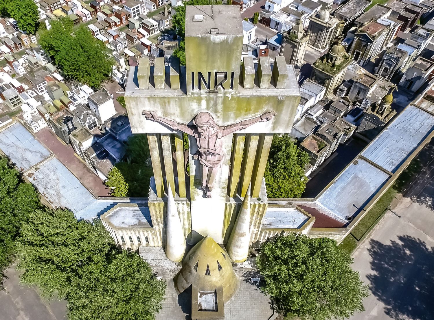 Camino al cielo: las alineaciones astronómicas de las obras de Francisco Salamone