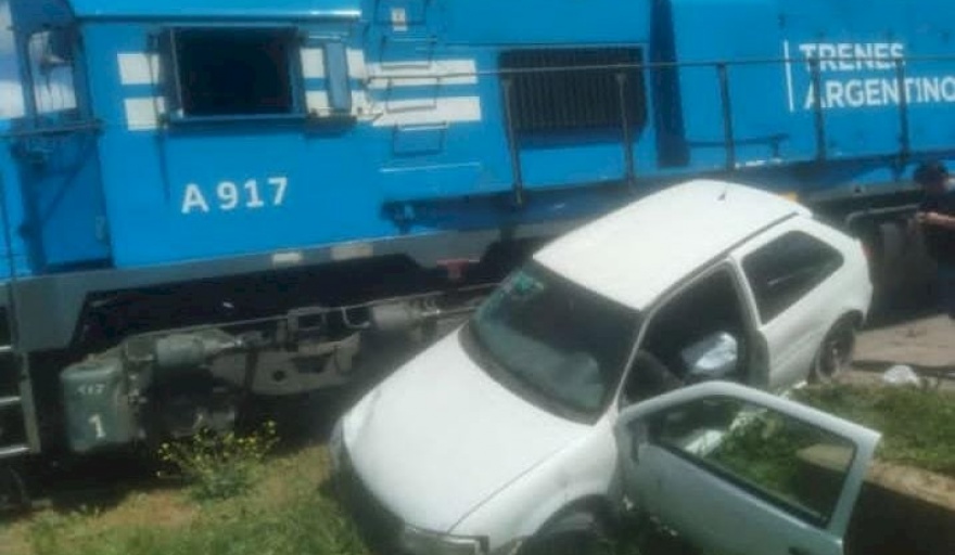 Un tren de pasajeros arrolló a un auto en Gándará y dejó un herido grave