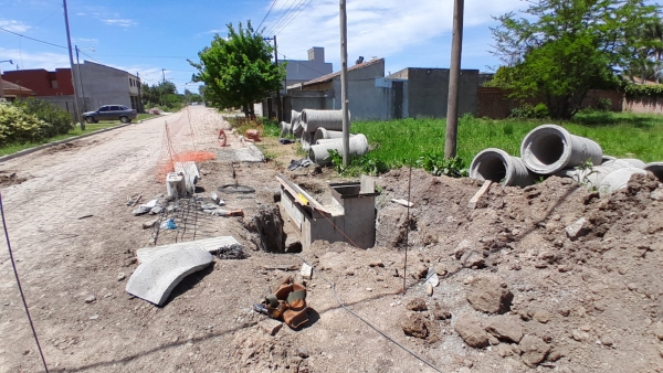 Continúan las obras de mejora en el barrio Escribano con la construcción de sumideros