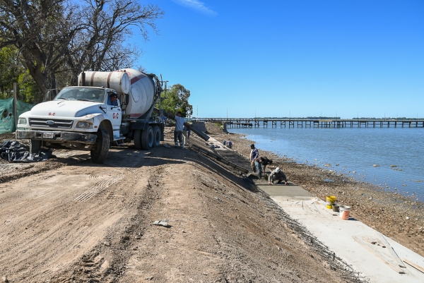Avanza la obra de reconstrucción de la muralla y escalinatas en la costanera de Chascomús