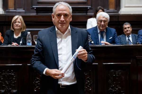 Javier Gastón recibió el diploma como intendente electo para el período 2023-2027