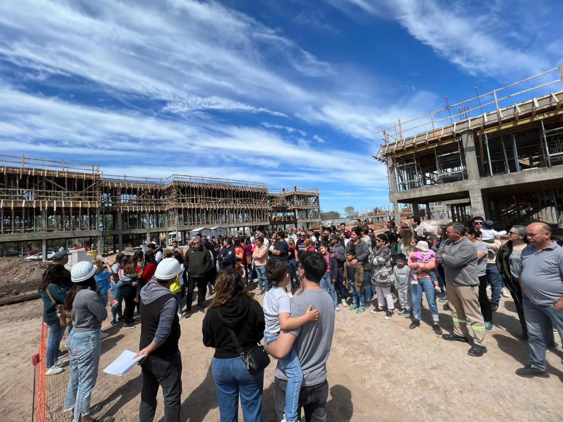 Anuncian 150 despidos y la paralización de la construcción de 208 viviendas en Castelli