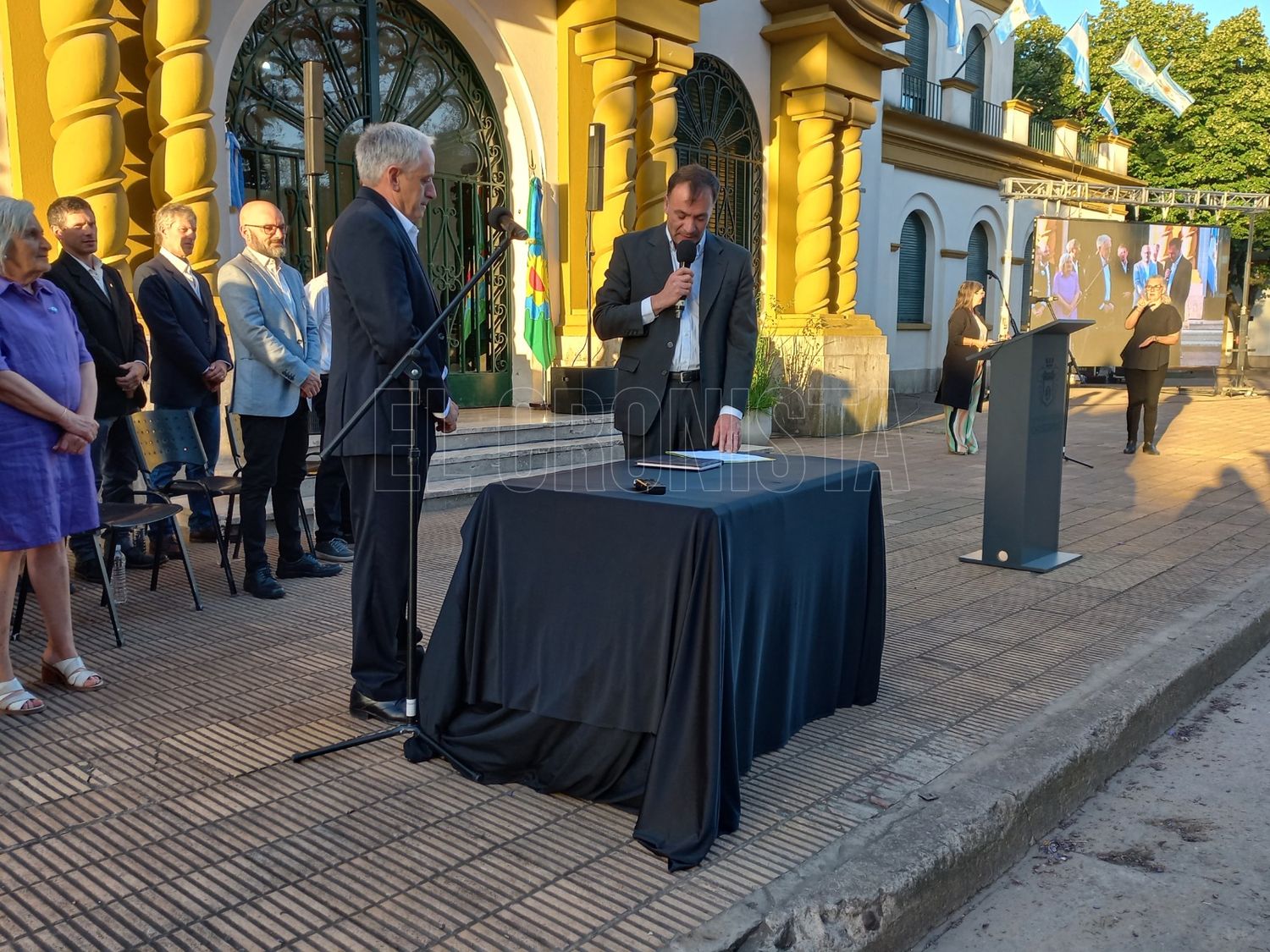 En las afueras del Palacio Municipal, el intendente de Chascomús asumió su tercer mandato