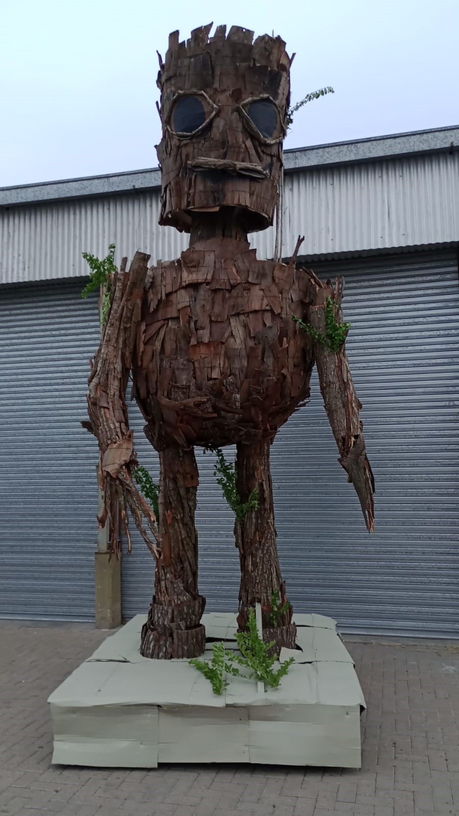 El muñeco Groot ya se encuentra en el cuartel de Bomberos Voluntarios de Chascomús 