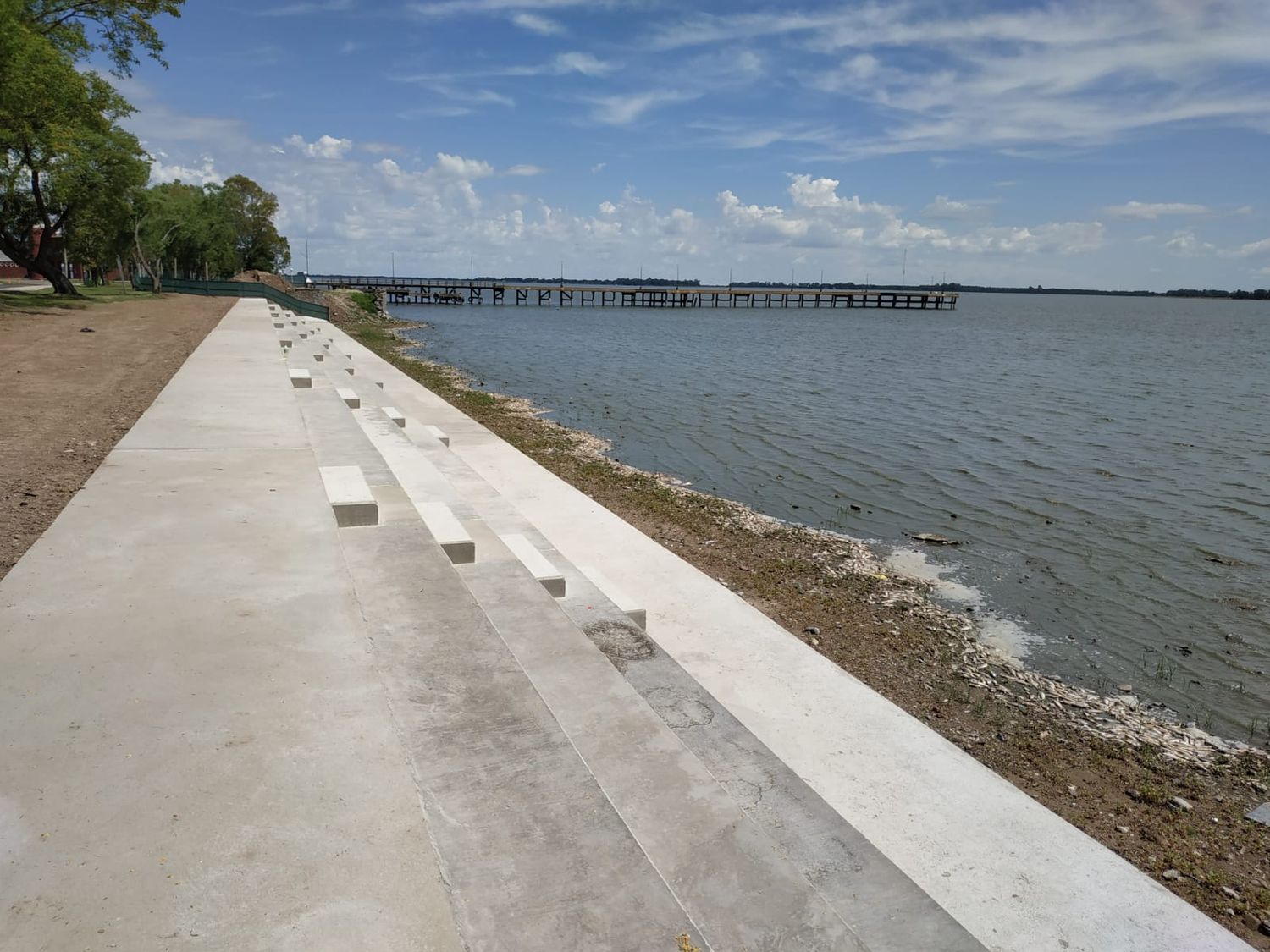 Habilitan las nuevas escalinatas en la costanera de Chascomús