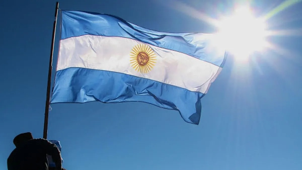 Hace 212 años se izaba por primera vez la bandera Argentina