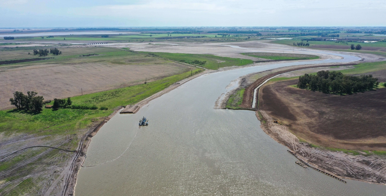 El dragando del río Salado se lleva toda el agua. Vertederos o compuertas pueden solucionarlo