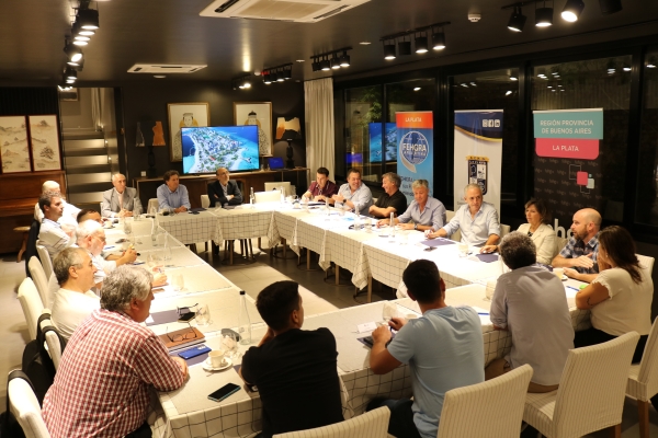 Reunión de funcionarios municipales con la asociación hotelera-gastronómica y empresarios locales