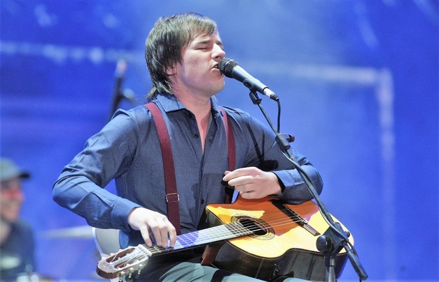 Nahuel Pennisi y Antonio Tarragó Ros en el inicio de la Fiesta Nacional de la Guitarra en Dolores