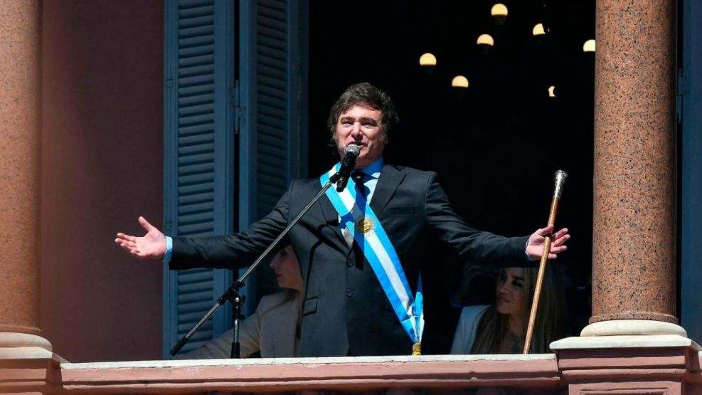 Denuncian que Milei subió su sueldo y el de sus ministros un 48%