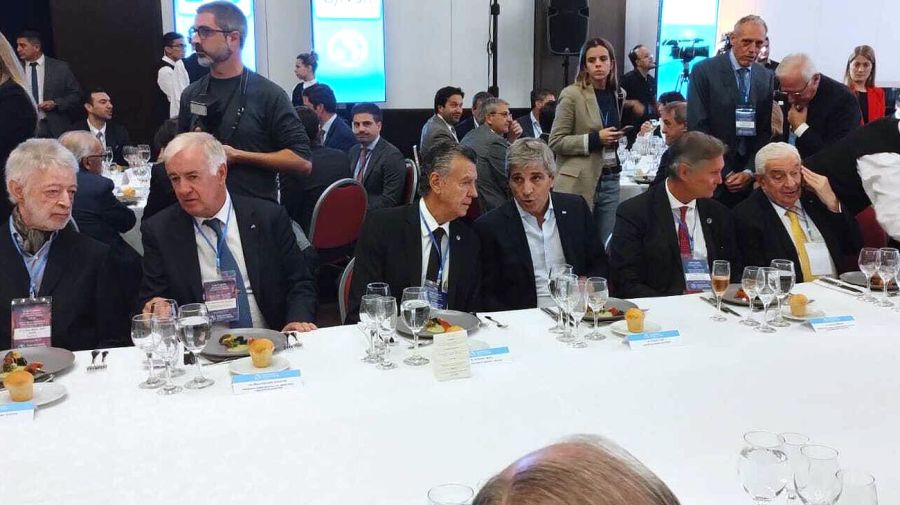 Caputo prometió a los empresarios un dólar planchado y baja de impuestos