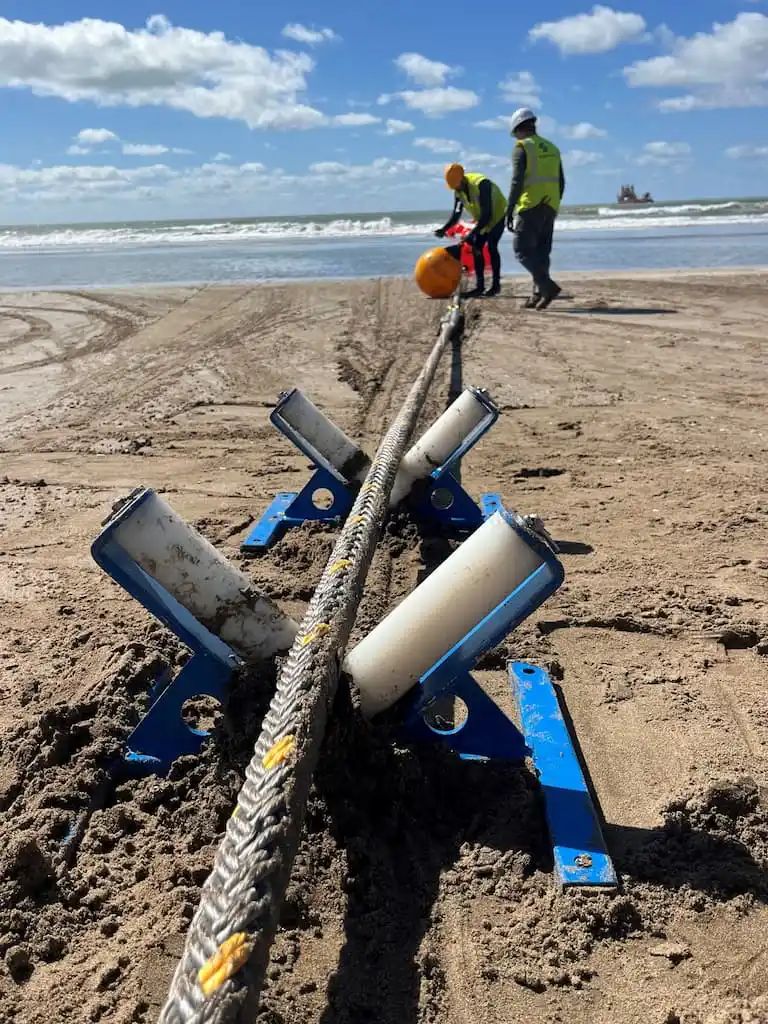 Conectividad: El cable submarino más largo del mundo llega a Las Toninas, en la costa atlántica