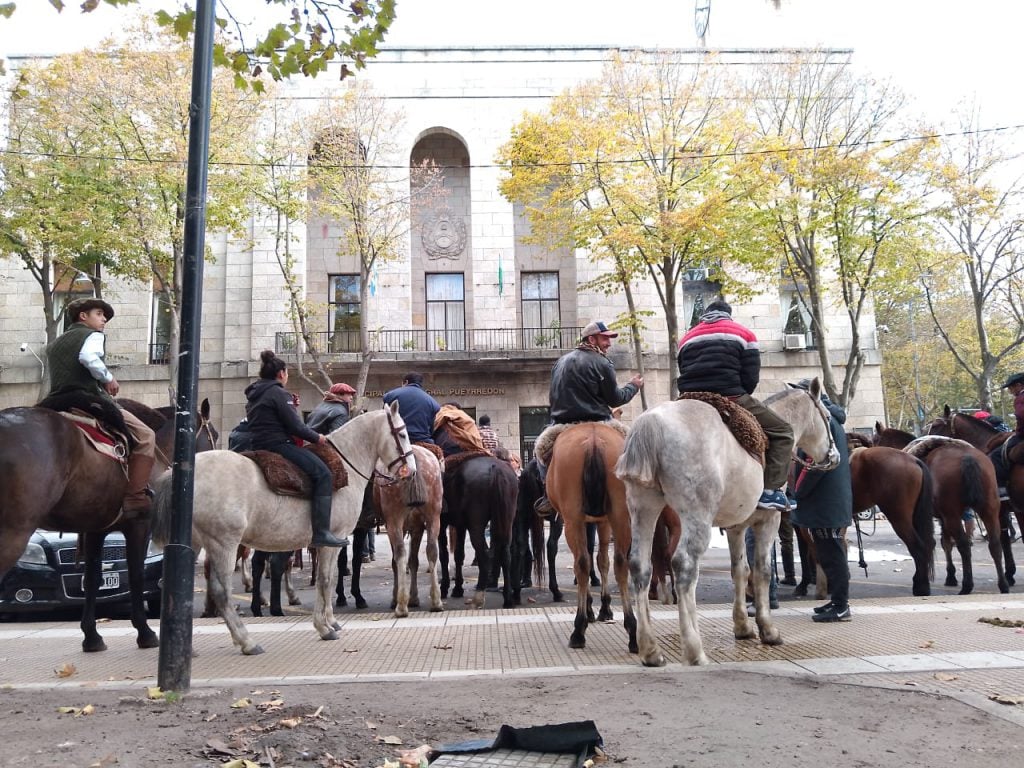 Mar del Plata: protesta a caballo frente al palacio municipal