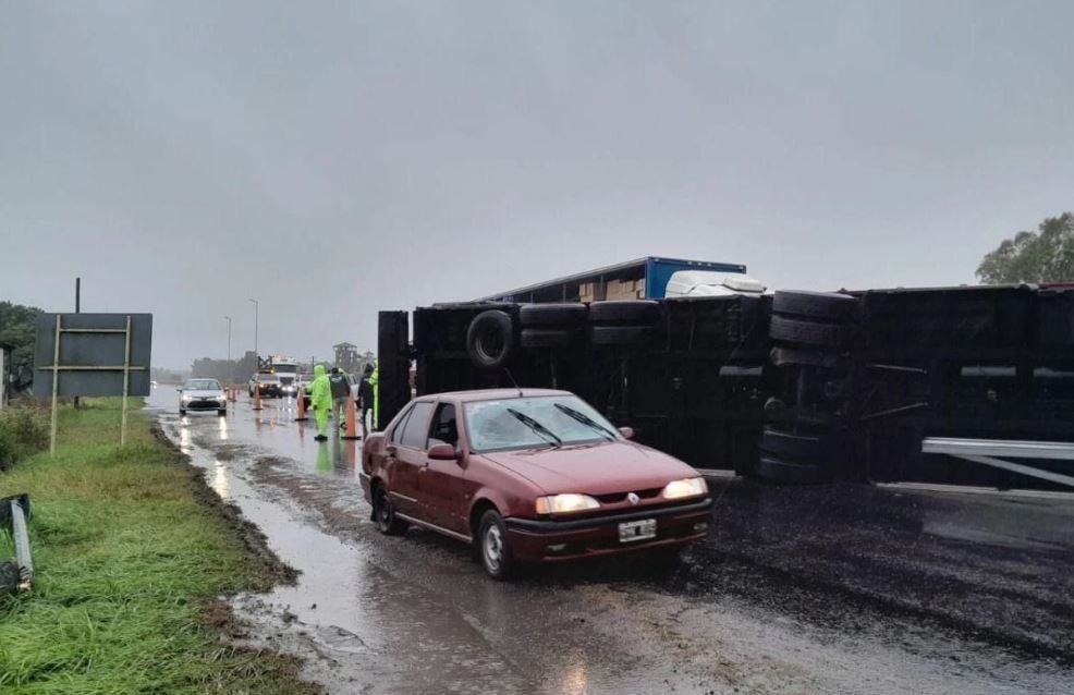 Fuertes vientos en la costa bonaerense causaron el vuelco y el choque de dos camiones