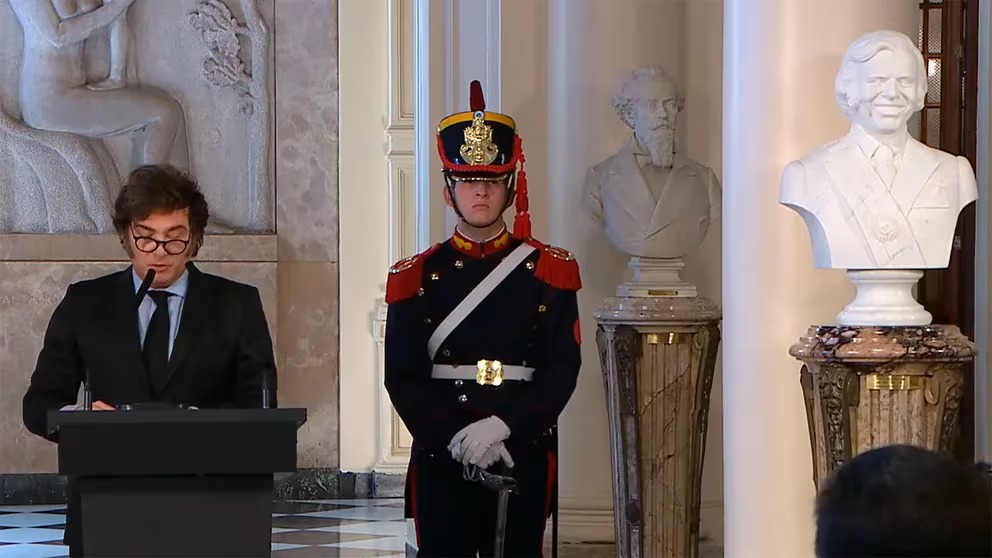 Milei inauguró un busto de Carlos Menem en la Casa Rosada: “Aunque les duela, fue el mejor presidente de la historia”