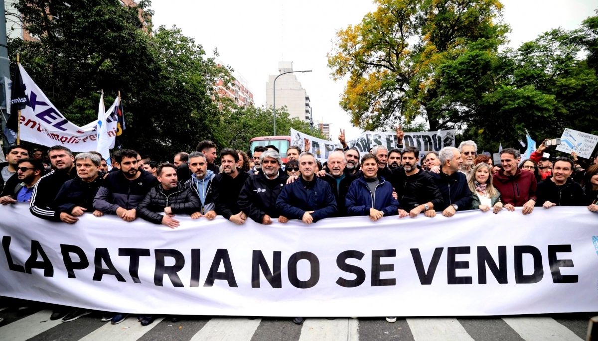 CGT y CTA marchan contra la ley bases, junto a ministros bonaerenses: Kicillof se sumaría