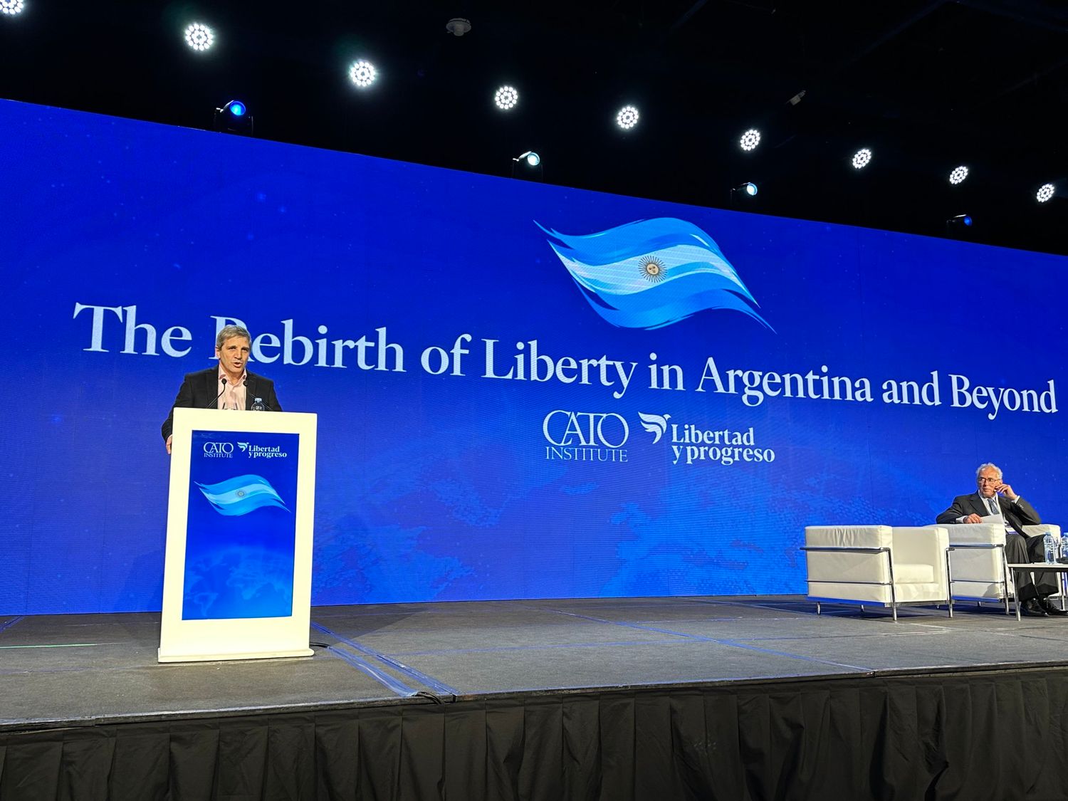 Caputo anunció que negociarán un nuevo programa con el FMI para pedir más plata