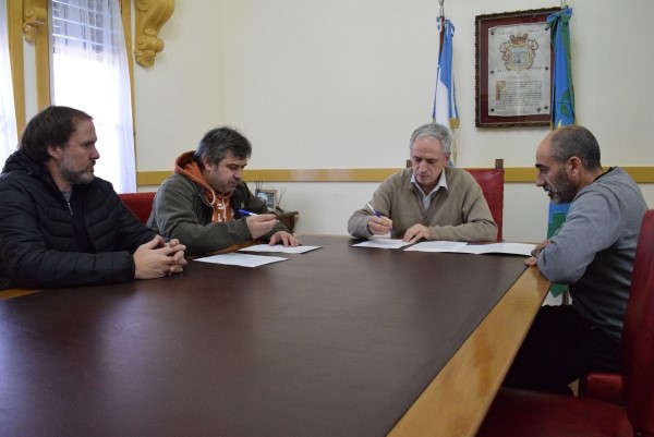 Javier Gastón firmó un contrato de comodato para la sede de la sociedad de fomento en Escribano