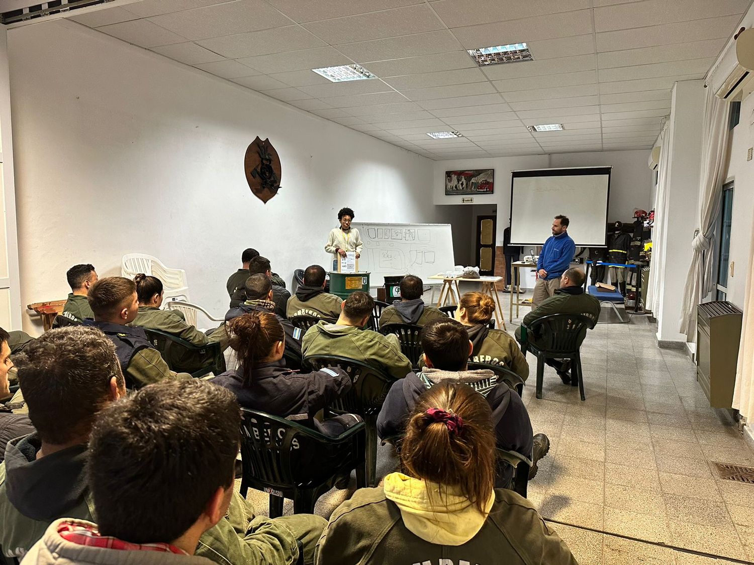 Fortaleciendo la conciencia ambiental: Bomberos de Chascomús reciben capacitación y donaciones