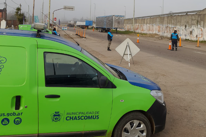 Operativos de seguridad en la rotonda bajo el puente de Autovía 2